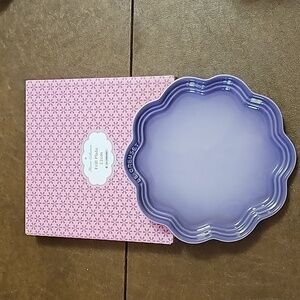 NIB Le Creuset 22cm Satin Blue Bell Purple Frill Plate from the Flower Collectio